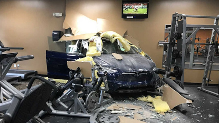 Tesla έριξε τον τοίχο και μπήκε σε γυμναστήριο!